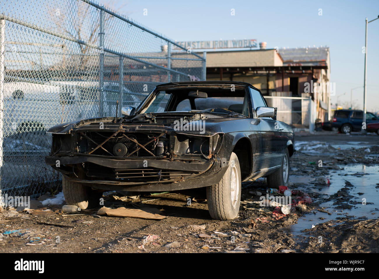 1980er Mercedes coupé entlang Willets Point Boulevard in Willets, Queens, New York, geparkt. Stockfoto