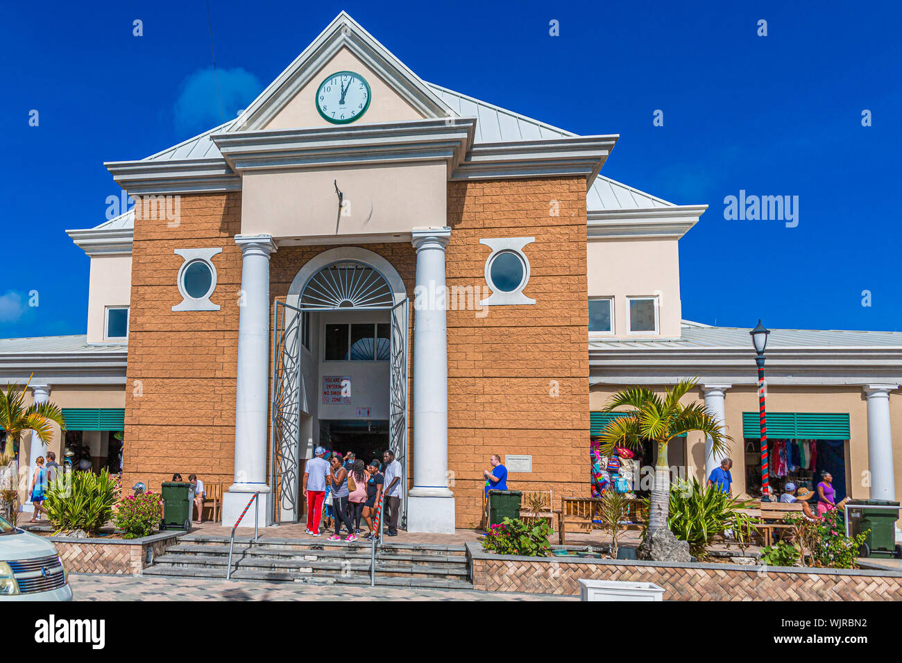 NASSAU, BAHAMAS - 2. September 2019: Nassau Bahamas wurde durch den Dauerregen und 185 MPH Winds aus Kategorie 5 Dorian, welche Station waren schlug Stockfoto