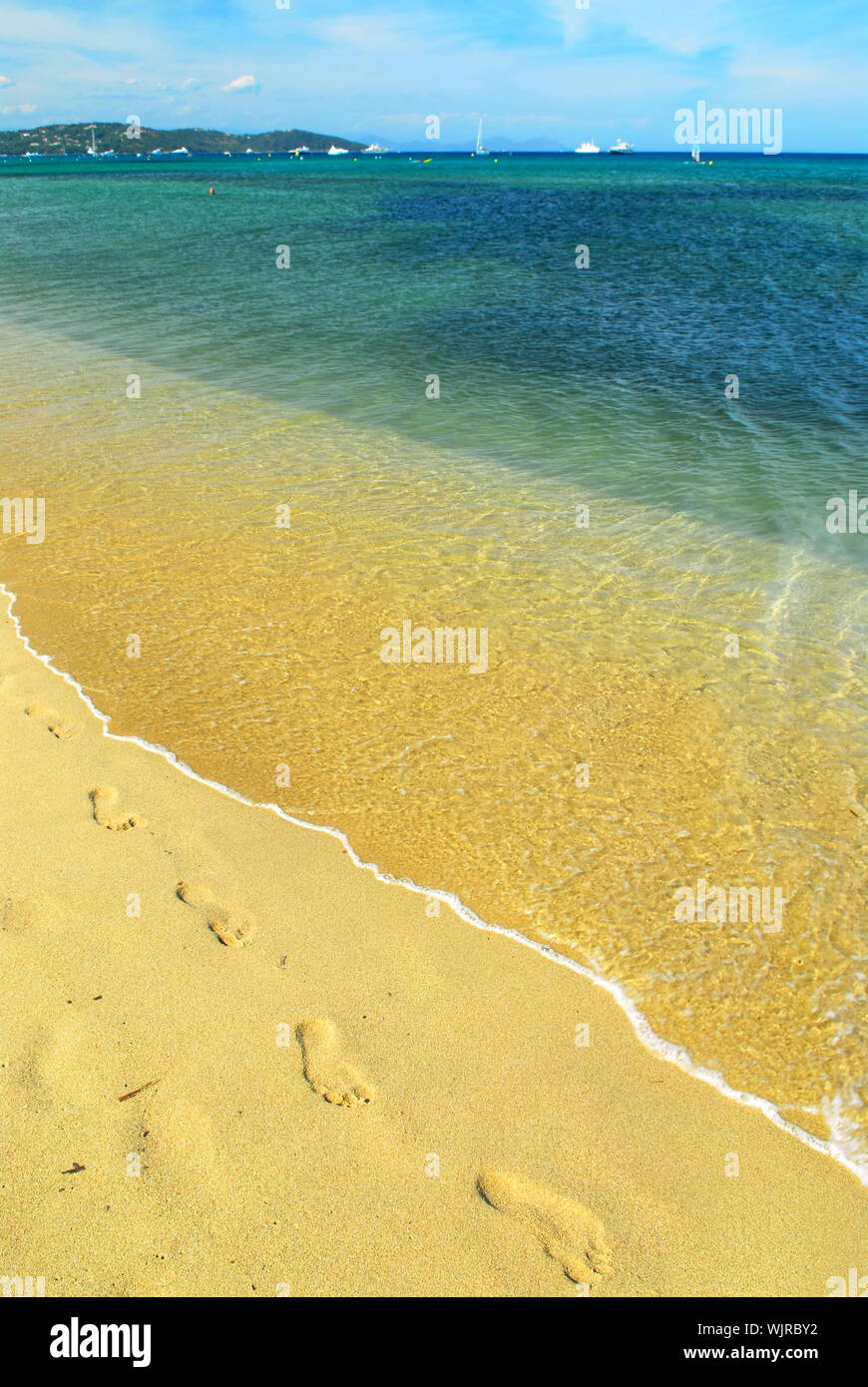 Fußspuren auf dem goldenen Sand von Pampelonne Beach in der Nähe von St. Tropez an der Côte d'Azur Stockfoto