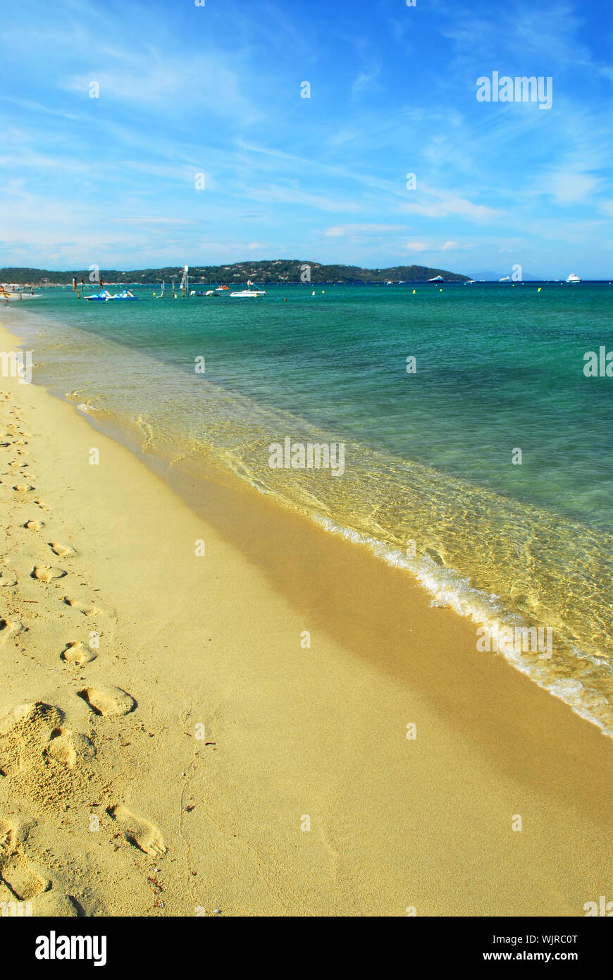 Fußspuren auf dem goldenen Sand des berühmten Strand von Pampelonne in der Nähe von St. Tropez an der Côte d'Azur Stockfoto