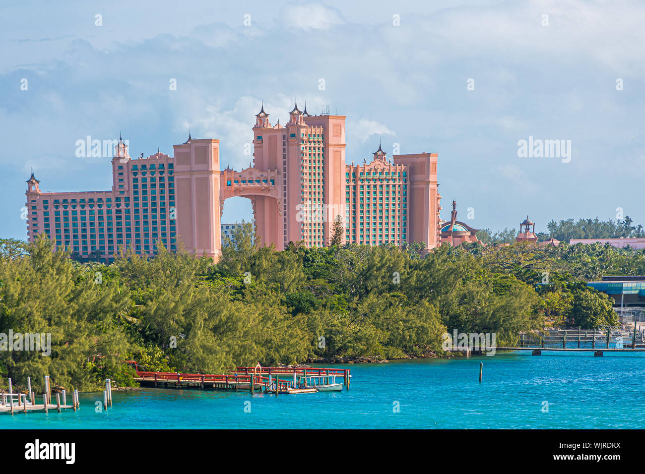 NASSAU, BAHAMAS - 2. September 2019: Nassau Bahamas wurde durch den Dauerregen und 185 MPH Winds aus Kategorie 5 Dorian, welche Station waren schlug Stockfoto