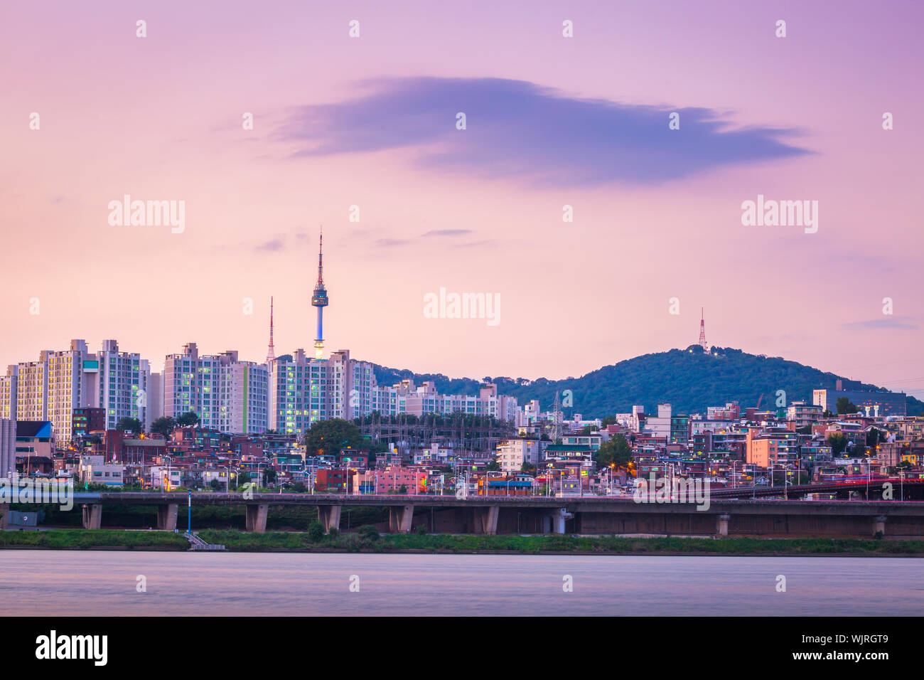 Han River am Abend und N Seoul Tower hinter, Seoul, Südkorea. Stockfoto