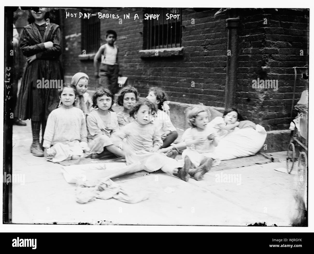 Heißer Tag-Babys in ein schattigen Plätzchen Stockfoto
