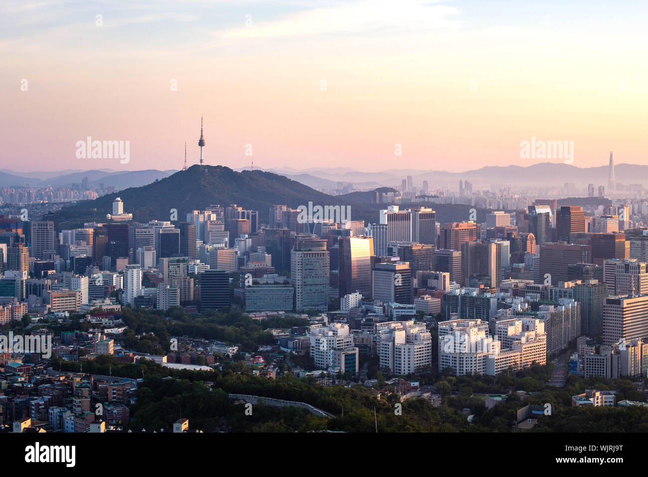 Seoul City Skyline und N Seoul Tower in Seoul, Südkorea. Stockfoto