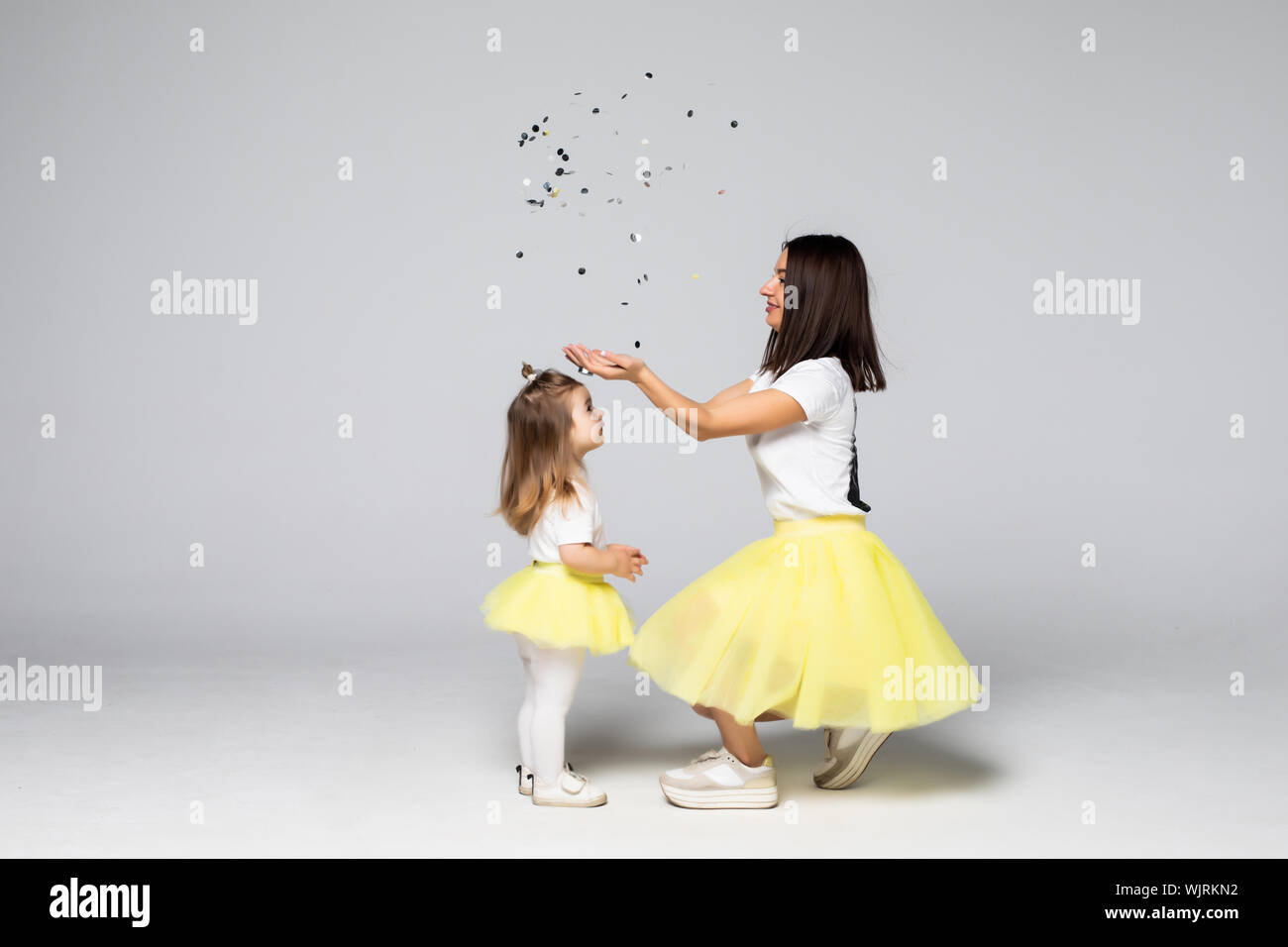 Lustige Zeit Mutter Und Ihr Kind Tochter Spielen Werfen Konfetti Stockfotografie Alamy