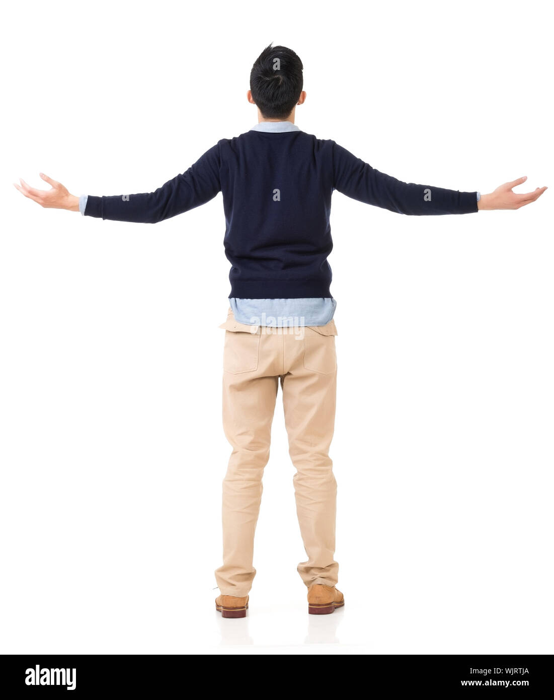 Ansicht der Rückseite des Asiatischen jungen Mann mit offenen Armen und kostenlos, in voller Länge Porträt fühlen. Stockfoto