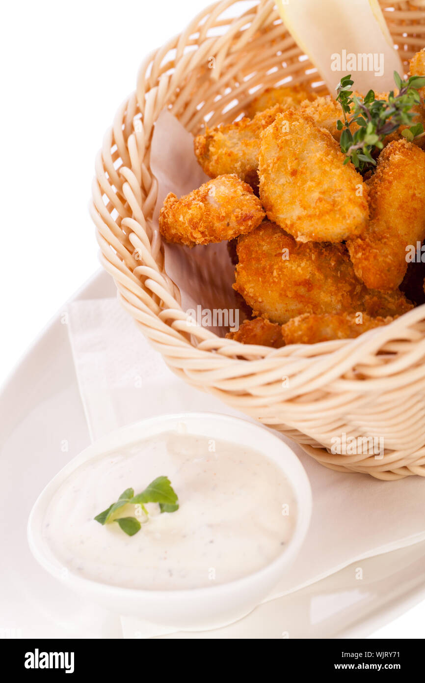 Panierter Hähnchen-Nuggets in einem Korb Stockfoto