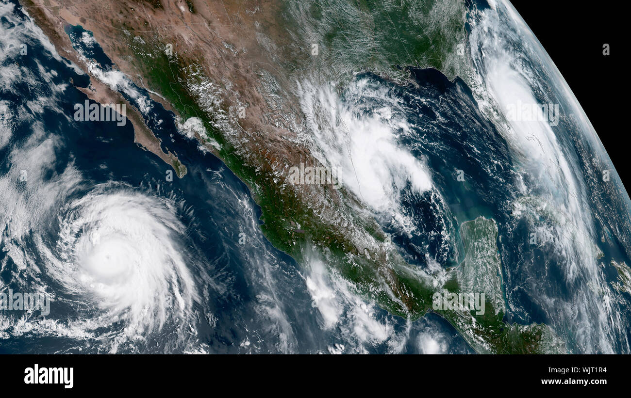 NOAA-Satelliten (L und R) der Hurricane Juliette (Pazifik), tropischer Sturm Fernand (Golf) und Hurricane Dorian (Atlantik) am 3. September 2019. Stockfoto