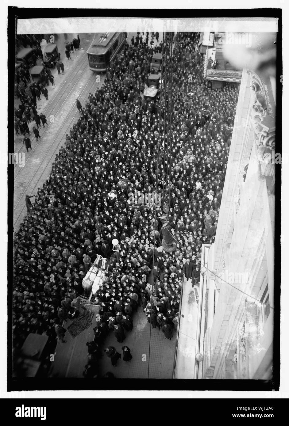 Houdini baumelnd von der B.F. Keith's Theater, G und 15 Straßen, N.W., in eine upside-down Zwangsjacke zu entkommen, Washington, D.C. Stockfoto