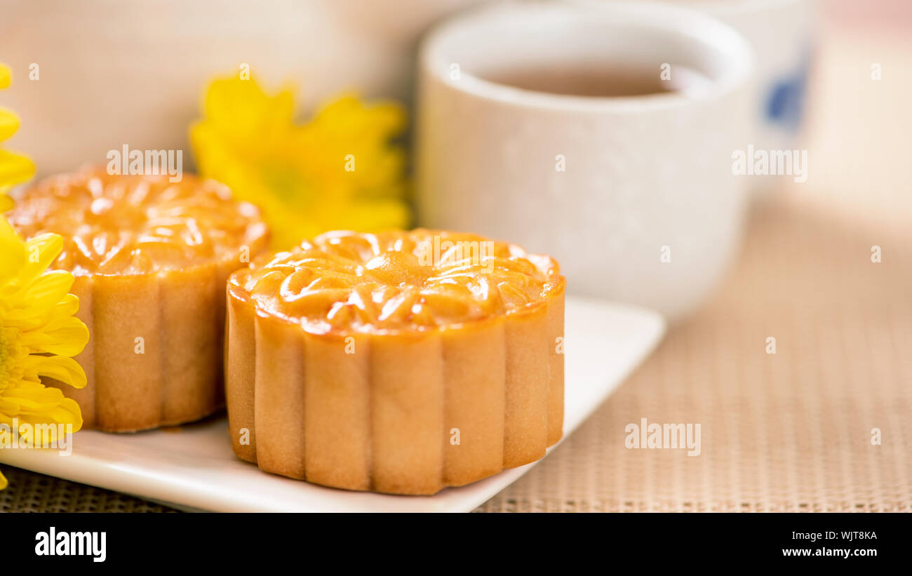 Mond Kuchen mit Kaffee auf hellem Holztisch und Servieren versuchen, urlaub Konzept der Mondfest traditionelles Essen Layout Design, Nahaufnahme, Kopieren spac Stockfoto