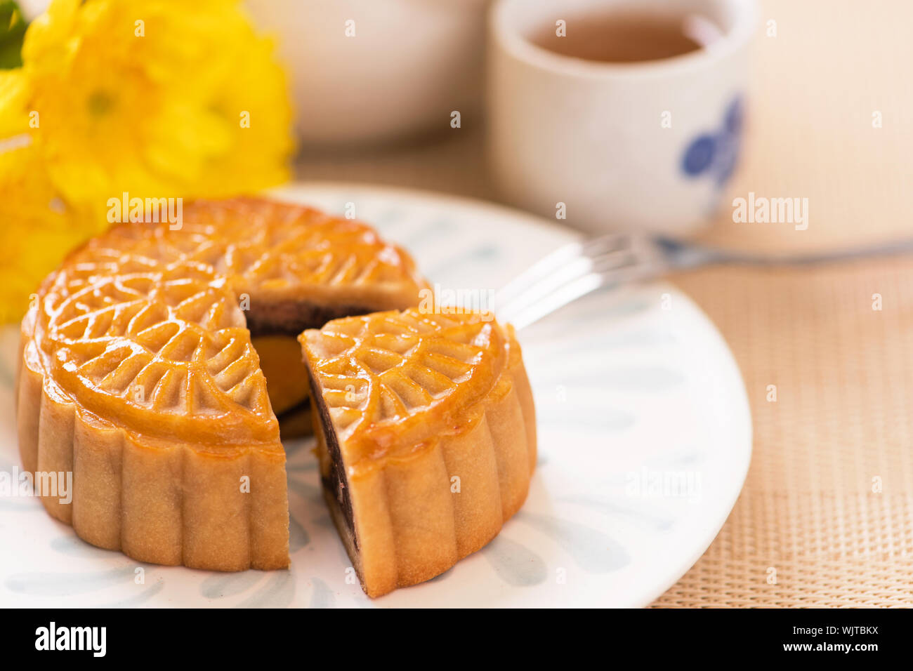 Mond Kuchen mit Kaffee auf hellem Holztisch und Servieren versuchen, urlaub Konzept der Mondfest traditionelles Essen Layout Design, Nahaufnahme, Kopieren spac Stockfoto