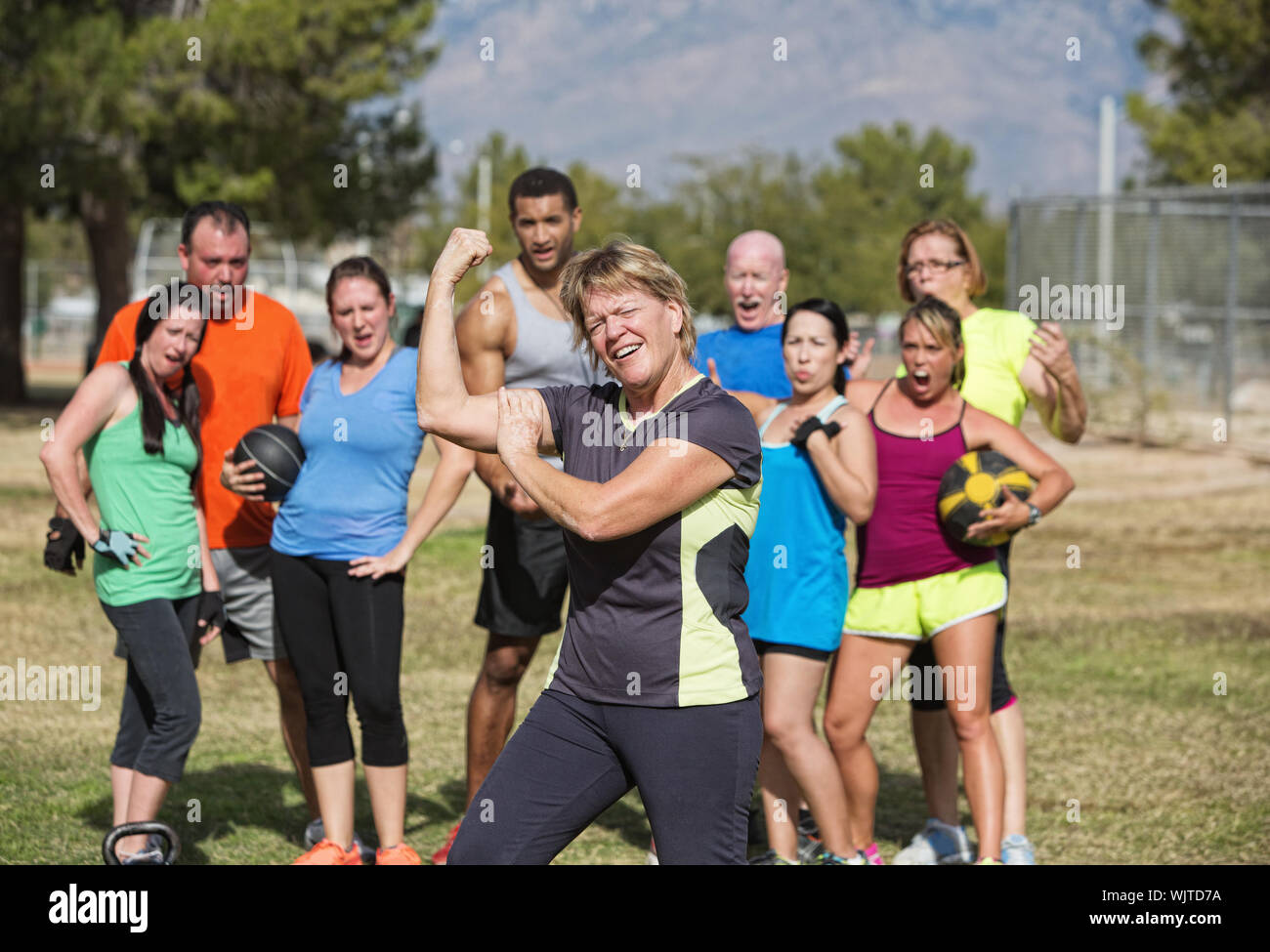 Nette mittlere gealterte Frau Muskeln mit Fitness-Klasse Stockfoto