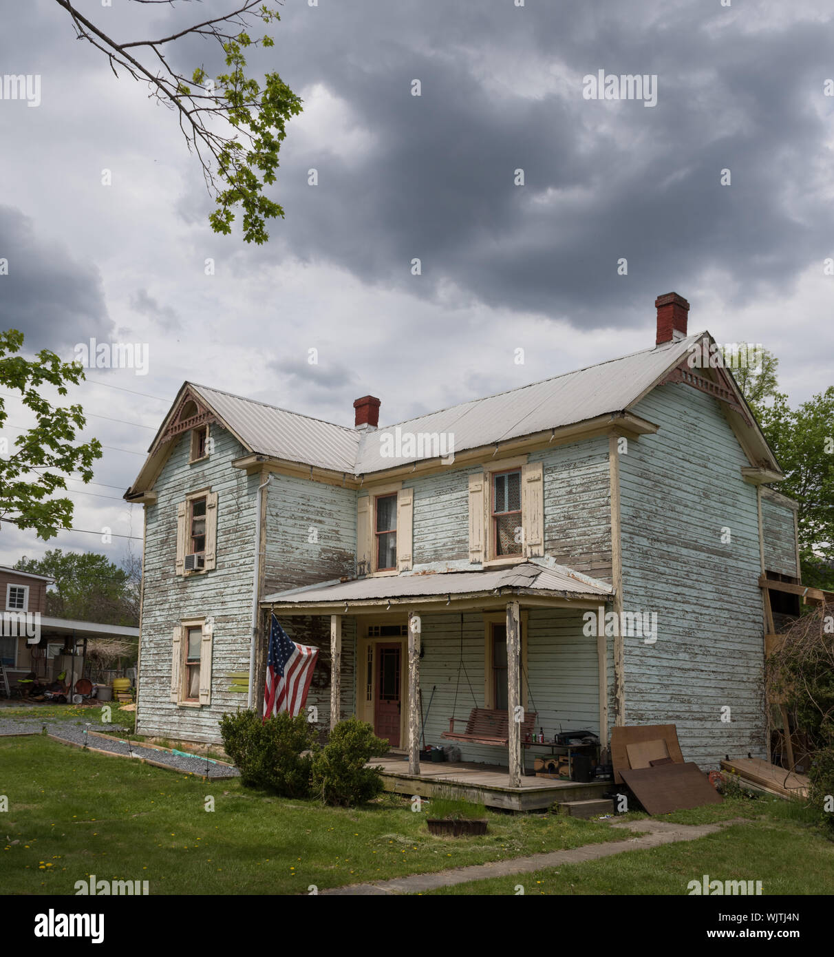 Haus mit amerikanischer Flagge bei der Abwicklung von großen cacapon im Morgan County, West Virginia Stockfoto Haus mit amerikanischer Flagge bei der Abwicklung von großen cacapon im Morgan County, West Virginia Stockfoto