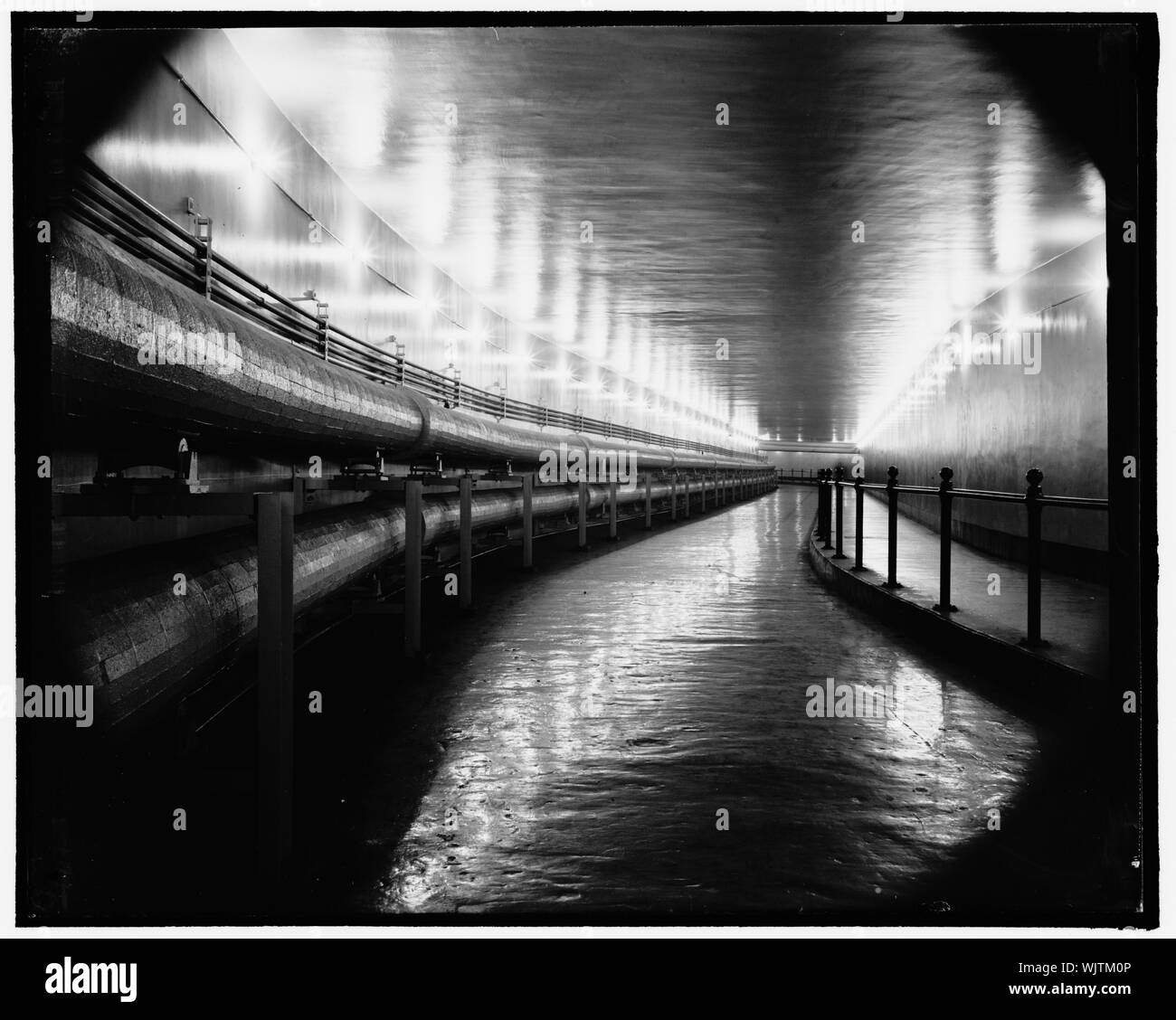 House-Capitol Tunnel bewegen. Washington, D.C., Feb 3. Fusskranken Kongressabgeordneten kann helfen in ihrer Reise finden Sie vom Haus Bürogebäude in der Hauptstadt durch die vorgeschlagene Installation einer 'moving Seite - gehen". Präsident Roosevelt, der zusätzliche Antrag auf $ 200.000 im Mittel in Rechnung an das Haus Mittwoch versendet. David Lynn, Capitol Architekt machte einen ähnlichen Vorschlag im vergangenen Jahr. Eine Schiene U-Bahn zwischen den beiden Ämtern wurde beschlossen, unpraktisch zu sein wegen des starken Verkehrs zwischen Haus und das Kapitol, 2-3-39 Stockfoto