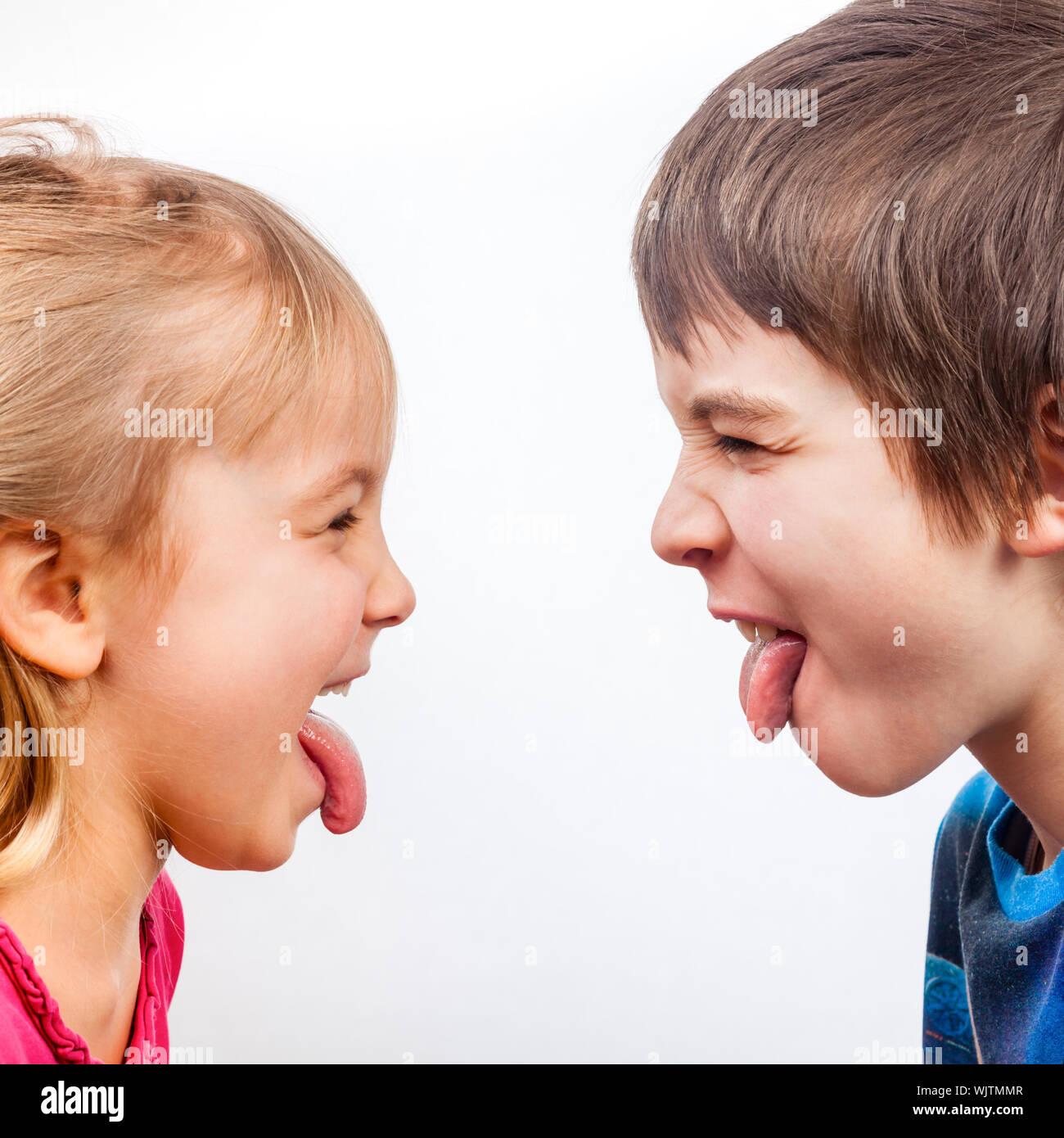 Schwester und Bruder stick out Zungen miteinander Stockfoto