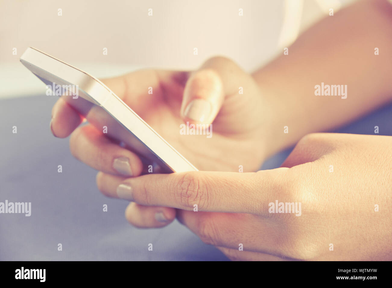 Frau mit einem Smart-Phone Stockfoto