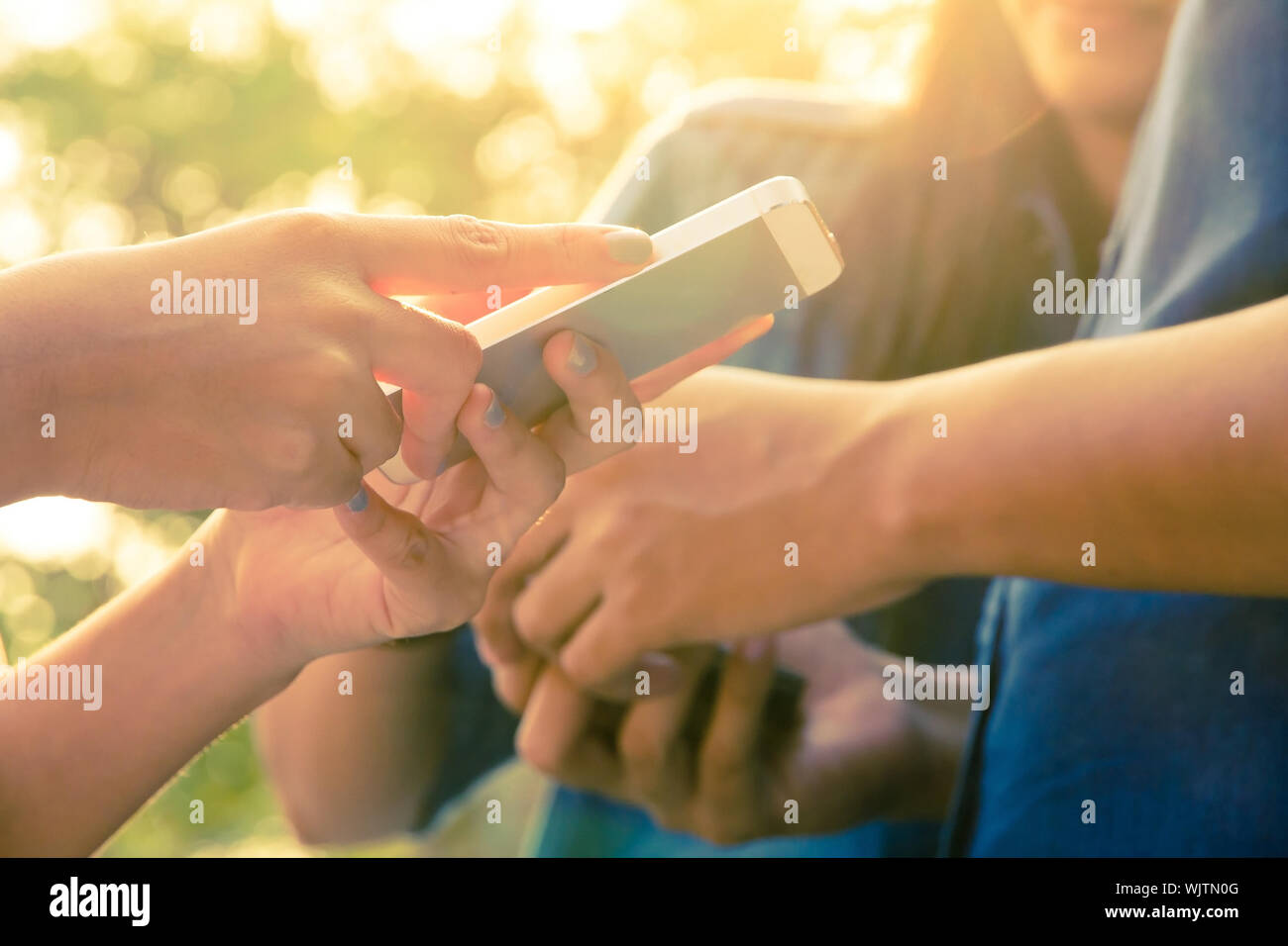 Jugendliche mit Handy Stockfoto