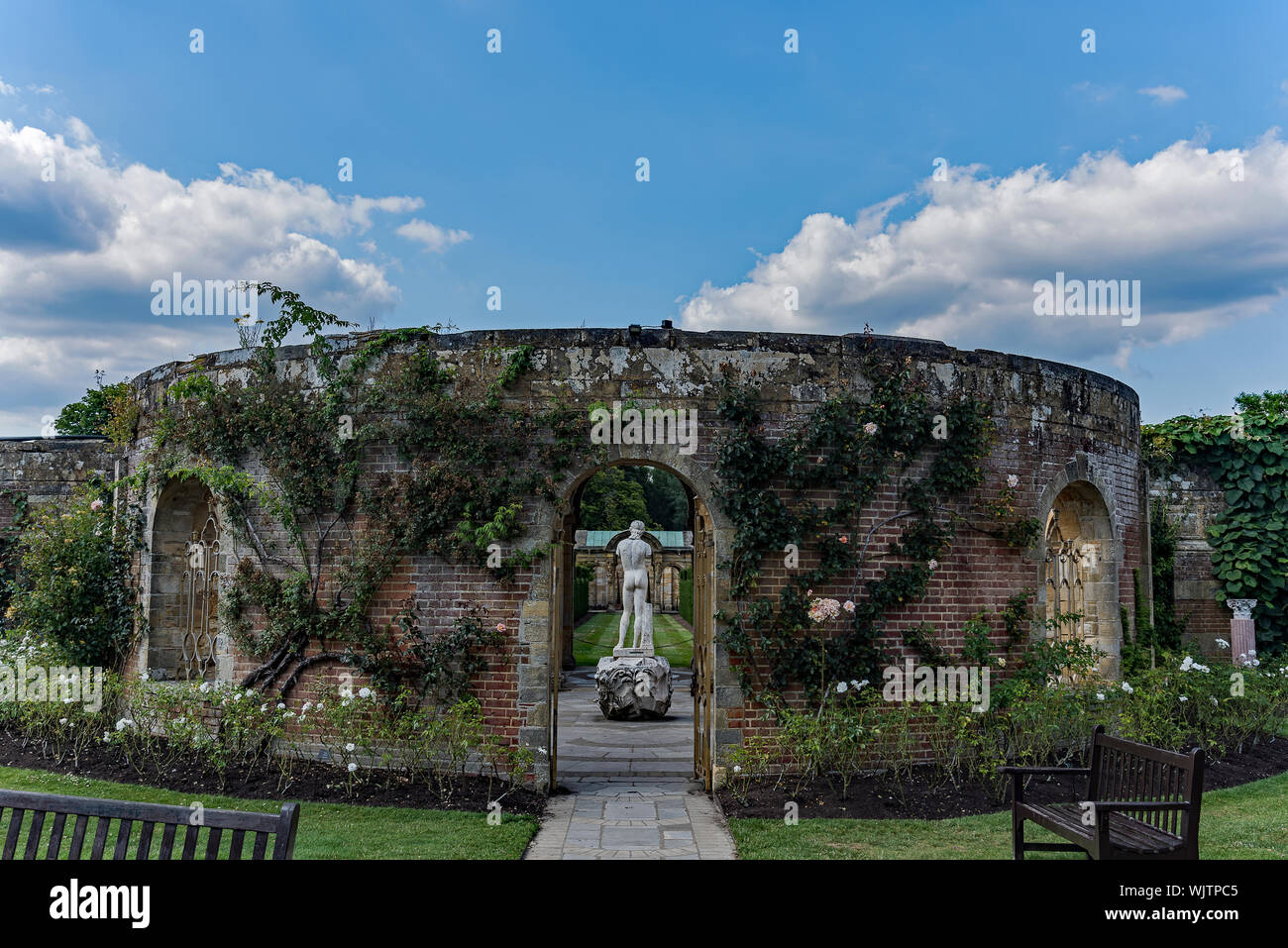 Italienische Garten Statue und Gehäuse - Hever Castle, Großbritannien Stockfoto