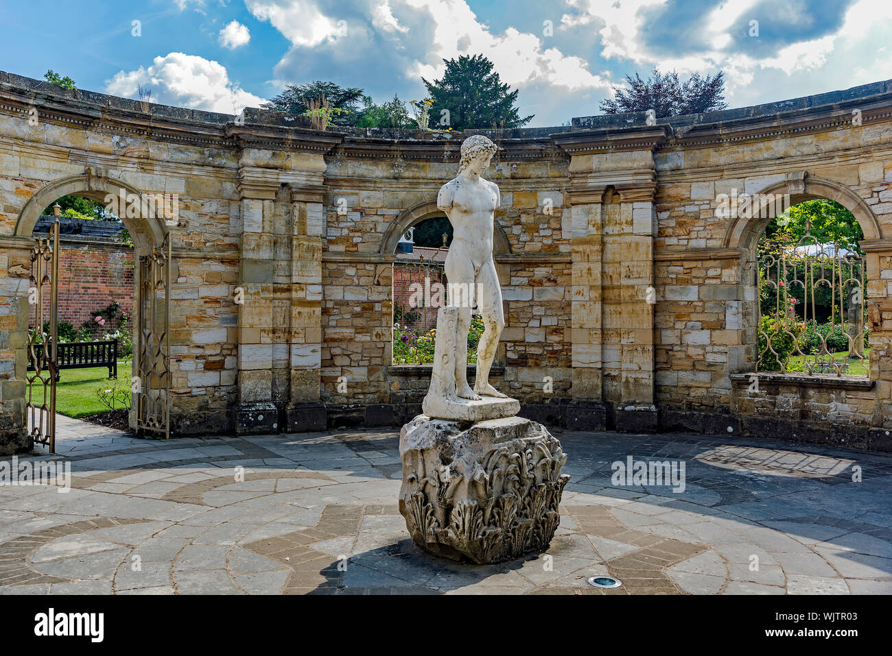 Italienische Garten Statue und Gehäuse - Hever Castle, Großbritannien Stockfoto