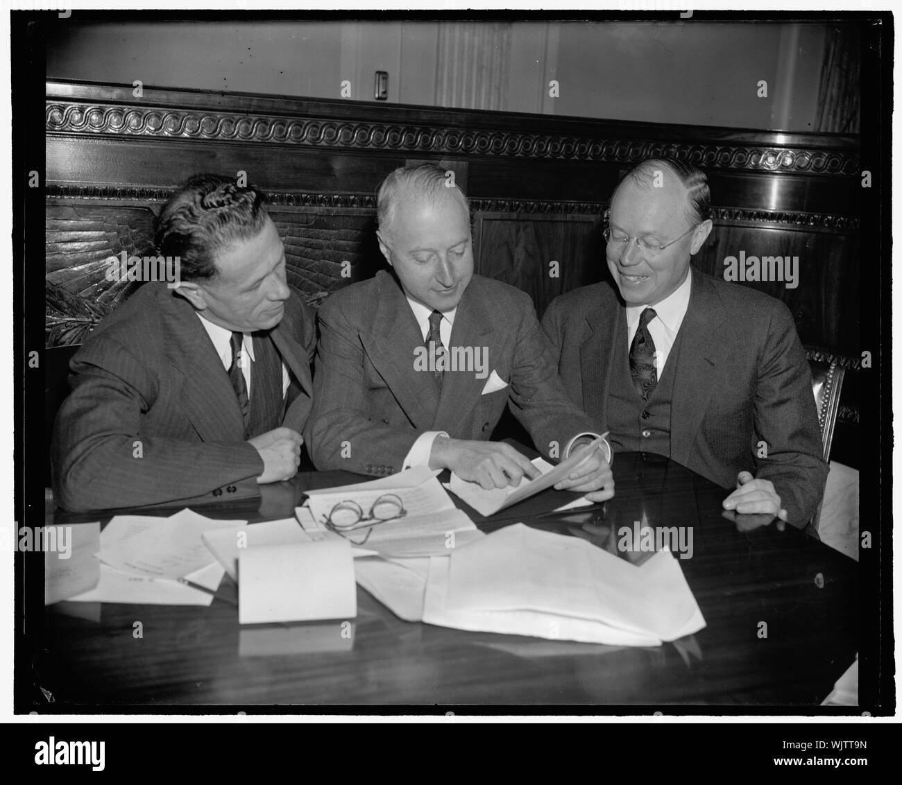 Gehäuse Administrator bittet um Mittel zu bauen, die niedrigen Mieten, Wohnungen. Washington, D.C., den 7. April. U.S.H.A. Administrator Nathan Straus erschien vor einem Senat Bildung und Arbeit Sub-Ausschuss heute zu drängen und zusätzliche Zulassung von $ 845,000,000 Programm seines Agentur mit niedrigen Mieten Wohnungen, um fortzufahren. Er sagte, dass, neben der Bereitstellung von Wohnungen von guter Qualität, arbeiten direkt und indirekt zur Verfügung gestellt werden würde, für 355.000 Personen. 4-7-39 Sen Allen Ellender, La., Nathan Straus, Senator Robert Taft, Ohio. Stockfoto Gehäuse Administrator bittet um Mittel zu bauen, die niedrigen Mieten, Wohnungen. Washington, D.C., den 7. April. U.S.H.A. Administrator Nathan Straus erschien vor einem Senat Bildung und Arbeit Sub-Ausschuss heute zu drängen und zusätzliche Zulassung von $ 845,000,000 Programm seines Agentur mit niedrigen Mieten Wohnungen, um fortzufahren. Er sagte, dass, neben der Bereitstellung von Wohnungen von guter Qualität, arbeiten direkt und indirekt zur Verfügung gestellt werden würde, für 355.000 Personen. 4-7-39 Sen Allen Ellender, La., Nathan Straus, Senator Robert Taft, Ohio. Stockfoto