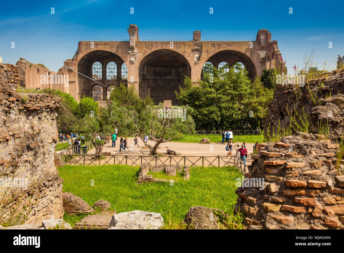 Rom, Italien, April 2018: Touristen in der Basilika von Maxentius und Constantine im Forum Romanum in Rom Stockfoto