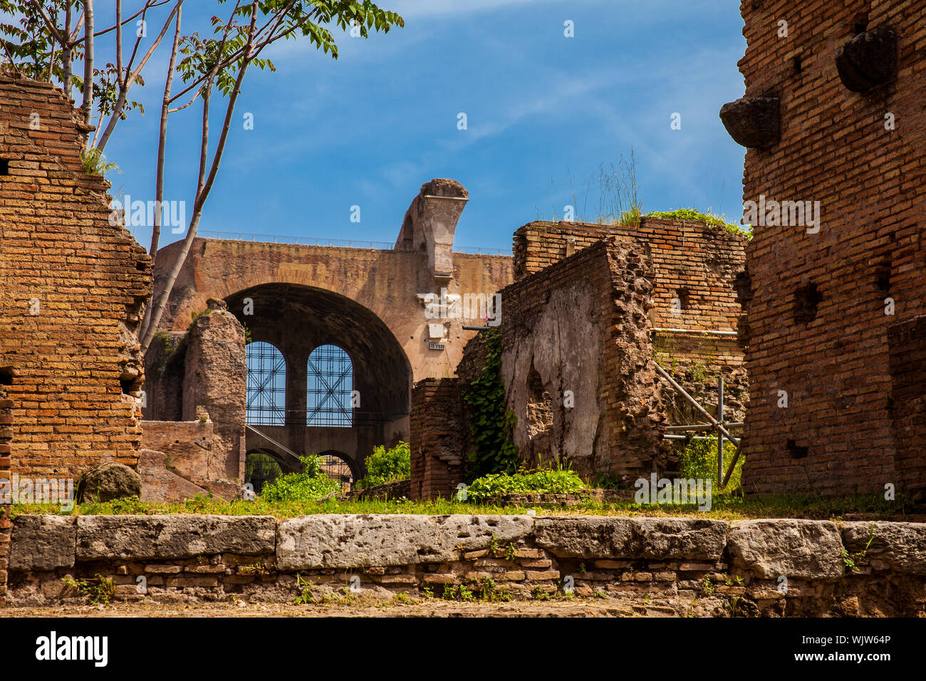 Rom, Italien, April 2018: Die Basilika von Maxentius und Constantine im Forum Romanum in Rom Stockfoto