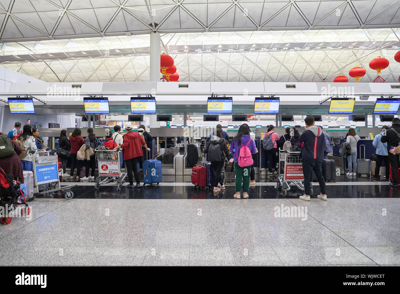 Hongkong, China - ca. Januar 2019: Cebu Pacific Check-in-Bereich im internationalen Flughafen Hong Kong. Stockfoto