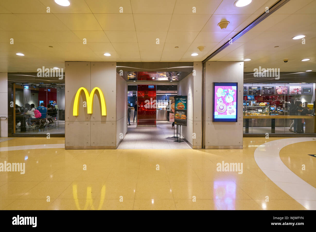 Hongkong, China - ca. Februar 2019: Eingang zu McDonald's Restaurant in Hongkong. Stockfoto