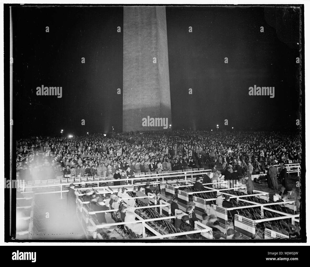 Sehr große Masse hört Präsident sprechen. Washington, D.C., Sept. 17; sehr große Masse hört Präsident sprechen. Washington, D.C., Sept. 17. Ein Teil der riesigen Menge, die am Fuße des Washington Monument heute Abend versammelt Präsident Roosevelt zu hören liefern seinen Tag der Verfassung Rede. 9/17/37 Stockfoto