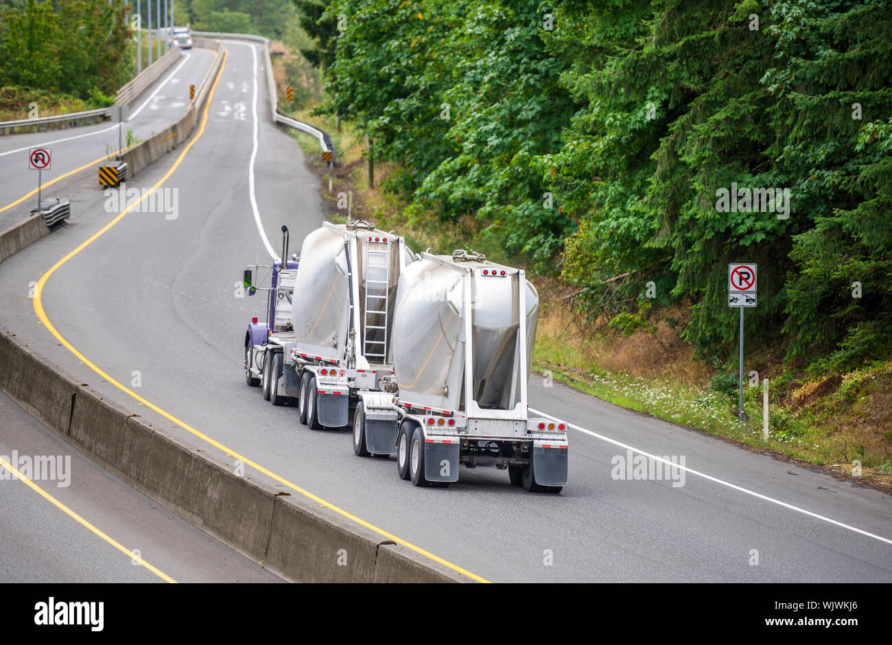 Big Rig leistungsstarke professionelle Industrial Grade Motorhaube Semi Truck Transport von kommerziellen Ladung lose konische Auflieger am Ro läuft Stockfoto