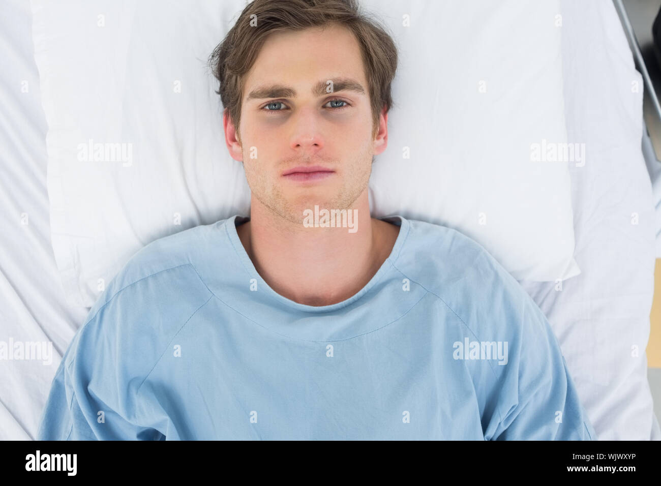 Ansicht von oben der männlichen Patienten im Krankenhausbett liegen Stockfoto