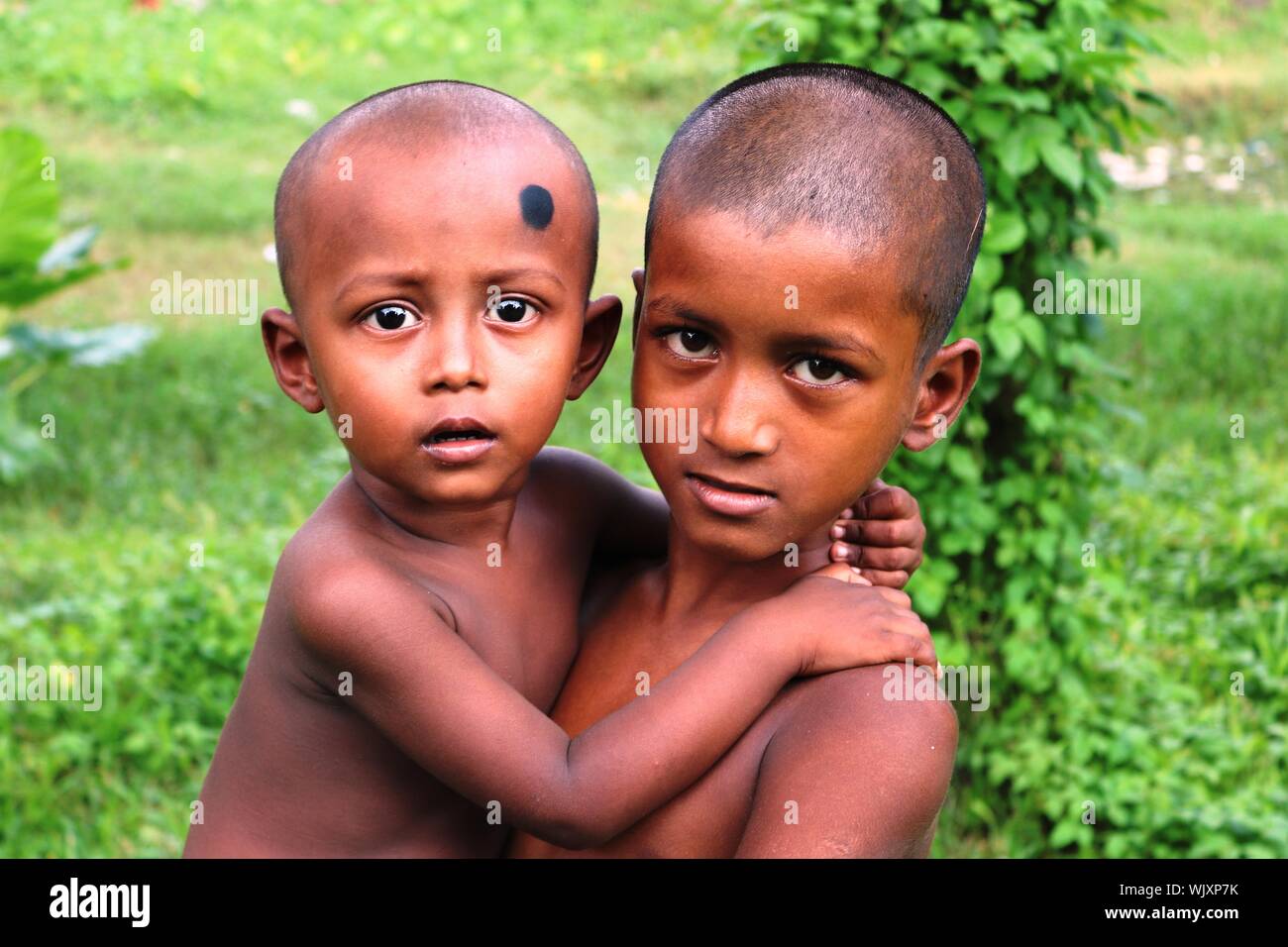 Bangladeshi kahlen Dorf Kinder geleitet, sie sind Geschwister Stockfoto