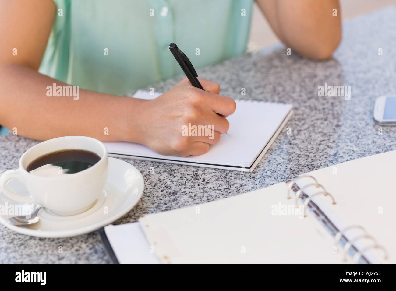 Geschäftsfrau Kaffee und ihre Woche planen in Terrasse des Restaurants Stockfoto