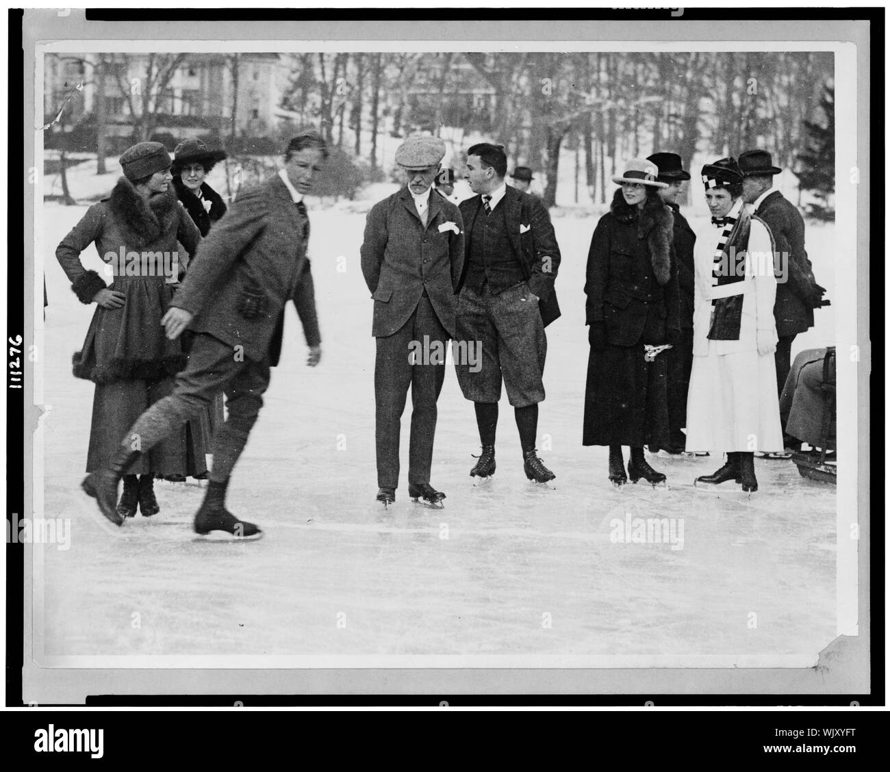 Ice-Skater auf Eis im Tuxedo Park, New York Stockfoto