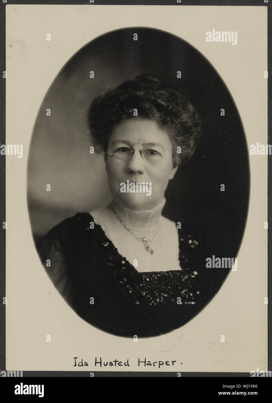 Formale Portrait, Kopf und Schultern, Ida Husted Harper, das Tragen von Brillen (pince-nez), Halskette und Kleid mit hohen, gekräuselte Kragen und Pailletten am Oberteil. Stockfoto