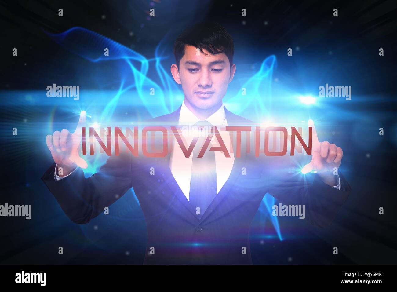Das Wort Innovation und mürrisch Geschäftsmann Holding gegen glühende Strudel auf schwarzem Hintergrund Stockfoto