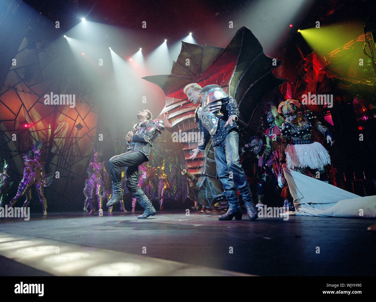 Illusionisten Siegfried (rechts) und Roy und Freunde auf der Bühne im Mirage Hotel, Las Vegas, Nevada, nur wenige Monate vor der Karriere von Roy Horn - Deaktivieren von Übel zurichten von einem weißen Tiger im Jahr 2003 Stockfoto