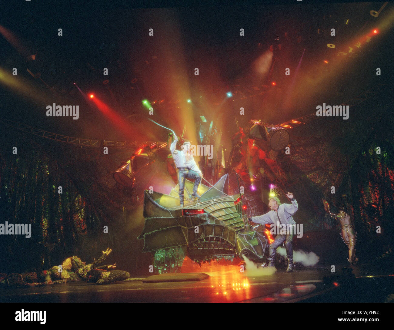 Illusionisten Siegfried (unten) und Roy und Freunde auf der Bühne im Mirage Hotel, Las Vegas, Nevada, nur wenige Monate vor der Karriere von Roy Horn - Deaktivieren von Übel zurichten von einem weißen Tiger im Jahr 2003 Stockfoto