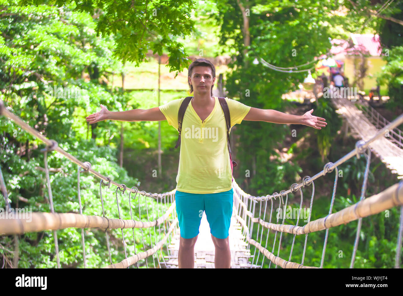 Junge Kerl auf der Hängebrücke über den Fluss Loboc, Philippinen Stockfoto