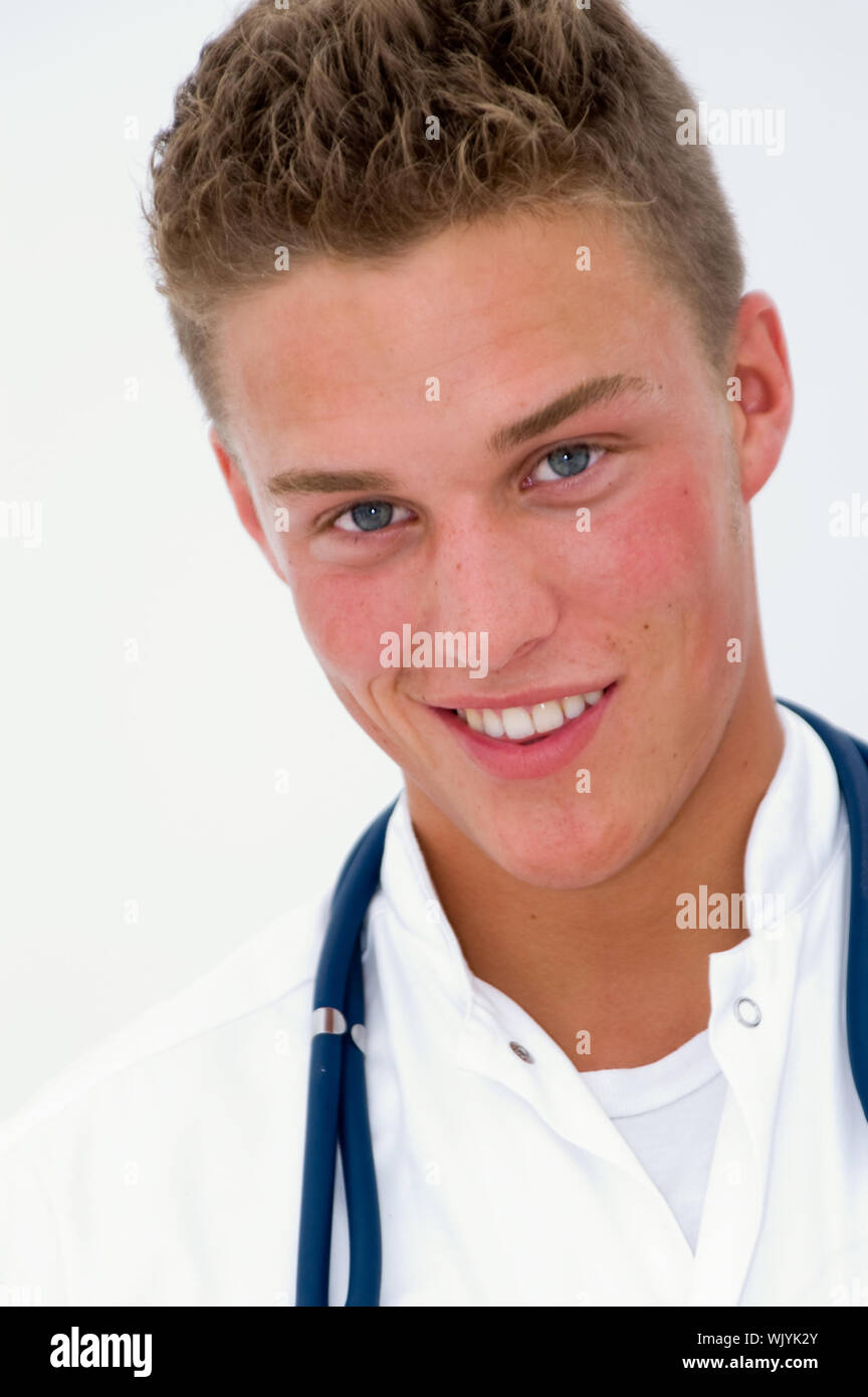 Junger Arzt lächelnd Stockfoto