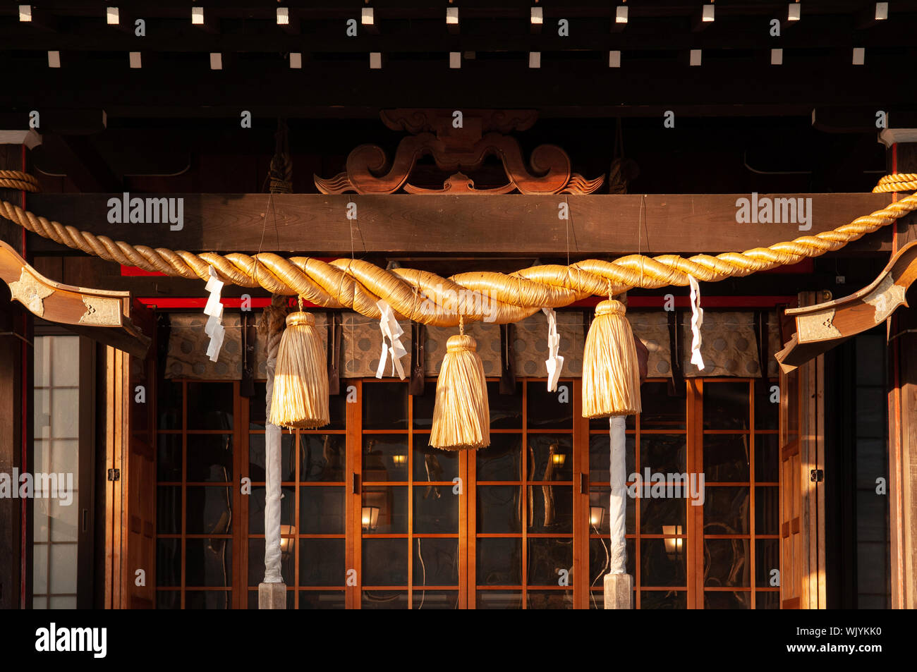 Shimenawa heilige Seil unter warmen Abend Sonnenuntergang Licht auf Hiei schrein Yamadera Risshaku ji Temple. Yamagata - Japan Stockfoto