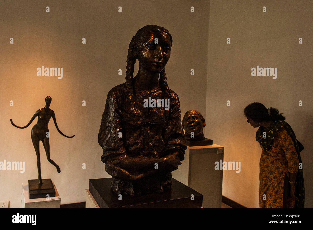 Kolkata, Indien. 3. Sep 2019. Eine Frau Besuche der Skulptur Ausstellung culpture als Körper im Spiegel der Wunsch" des renommierten Künstlers Sarbari Roy Chowdhury in Kolkata, Indien, Sept. 3, 2019. Die Ausstellung wird bis Sept. 23. Credit: tumpa Mondal/Xinhua/Alamy leben Nachrichten Stockfoto