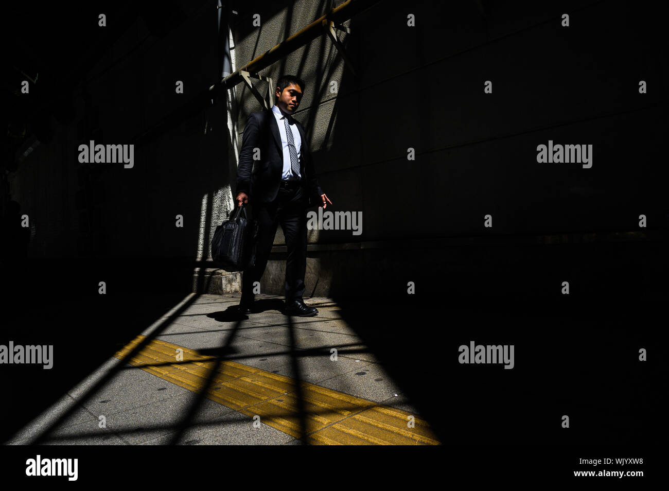 Salaryman wandern in den Schatten, Marunouchi, Tokio, Japan Stockfoto