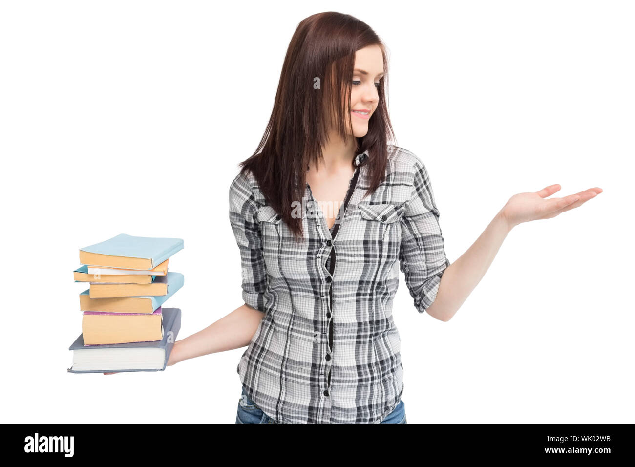 Gerne hübsche Studentin hält Stapel Bücher Stockfoto