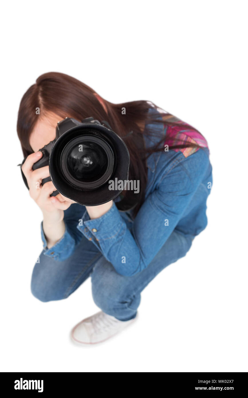 Vogelperspektive Blick auf lässige junge Fotografin, die Aufnahme der Kamera Stockfoto