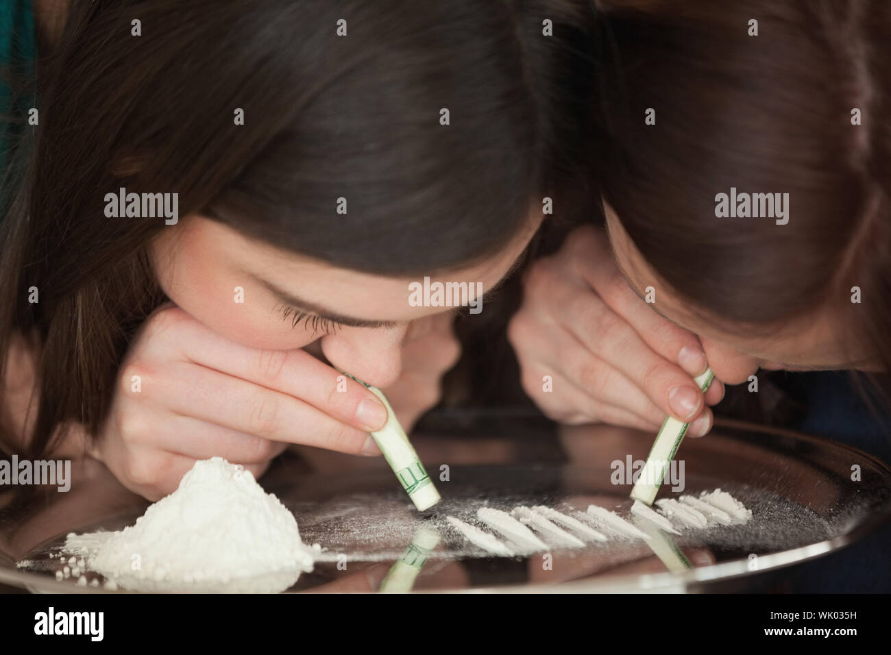 Zwei junge Mädchen Schnauben eines illegalen weißen Pulvers Stockfoto