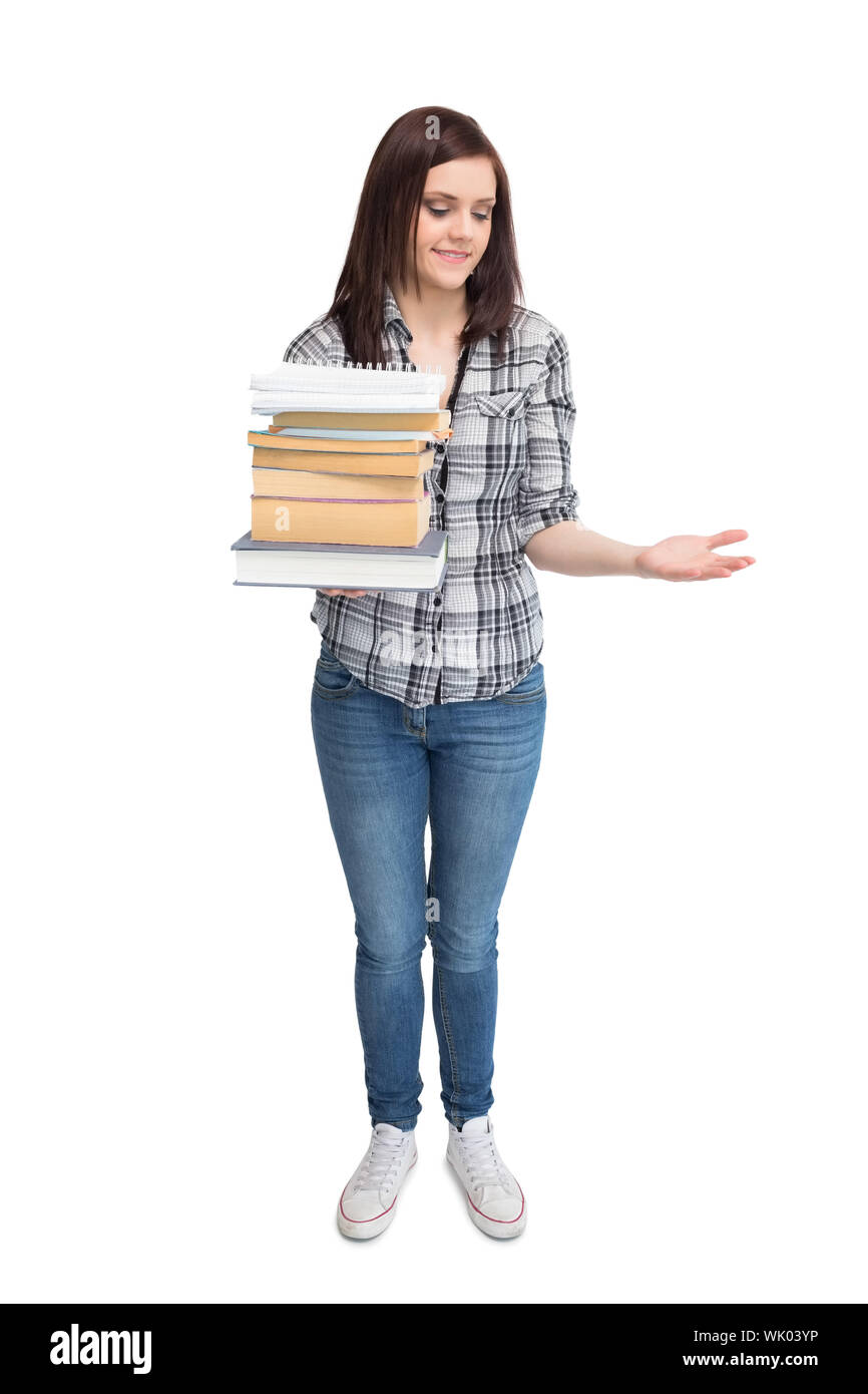 Hübsche Studentin Stapel Bücher halten lächelnd Stockfoto