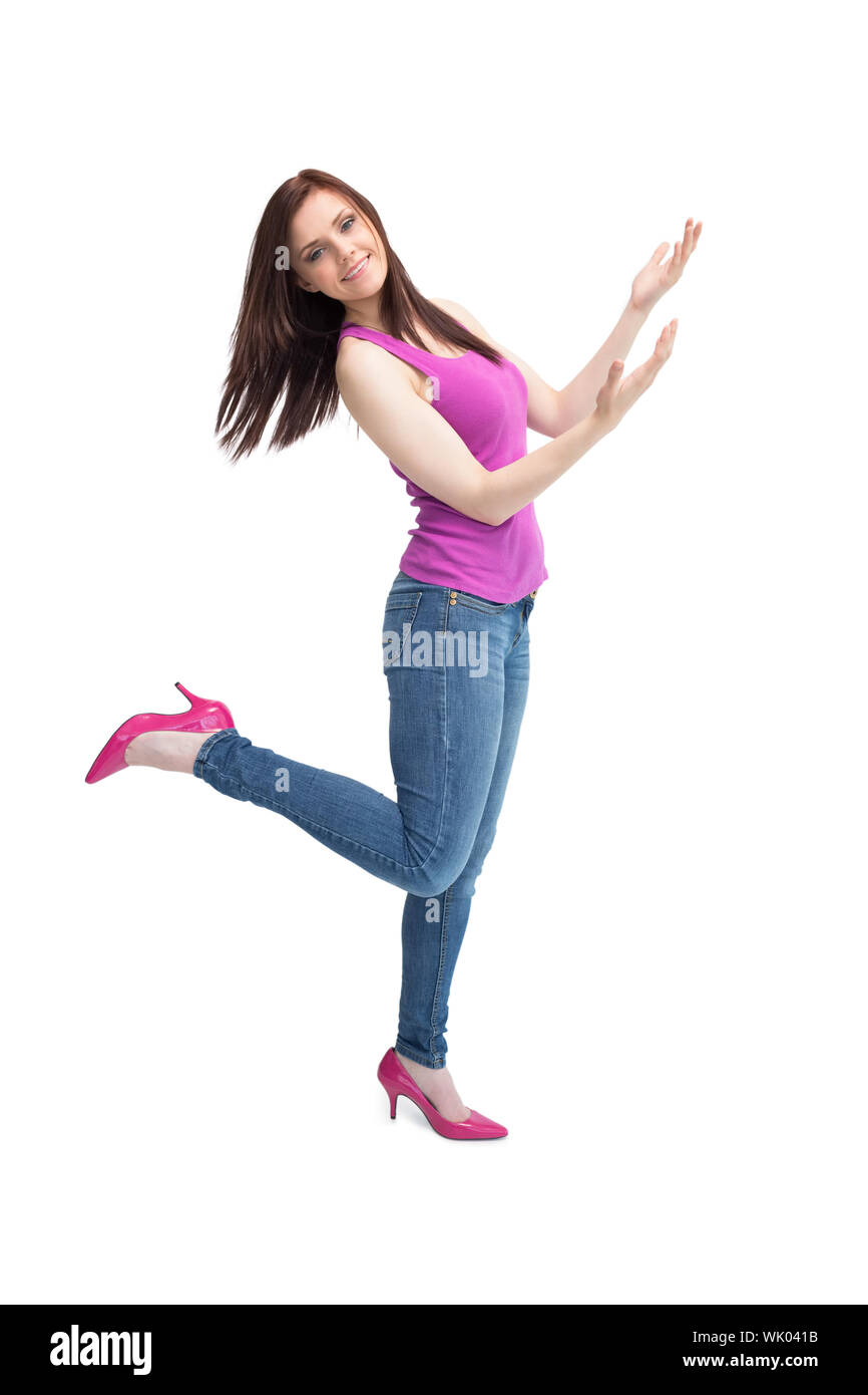 Fröhliche stilvollen Brünette mit hohen Schuhen posiert Stockfoto