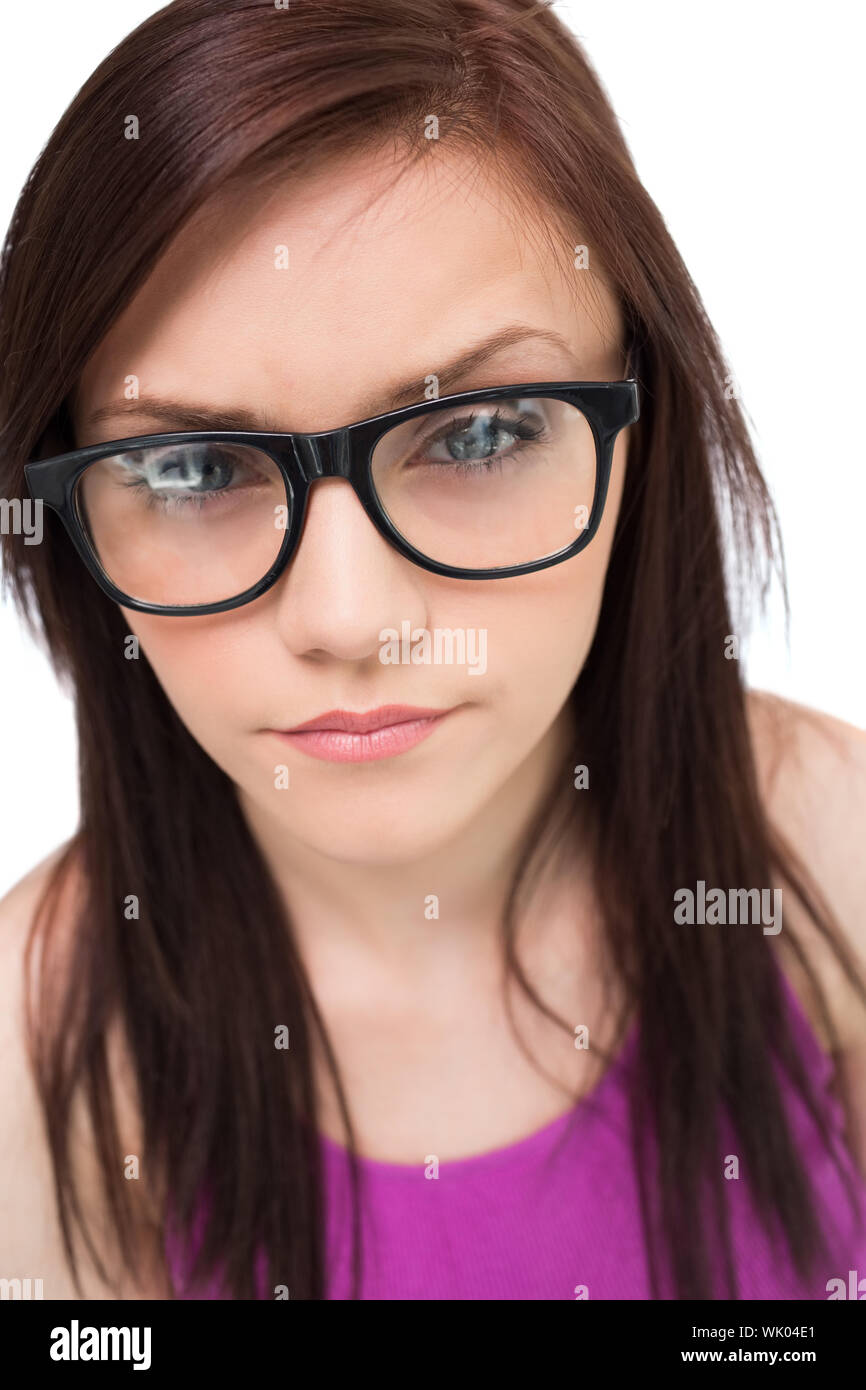 Hübsche Brünette mit Brille posiert hautnah Stockfoto