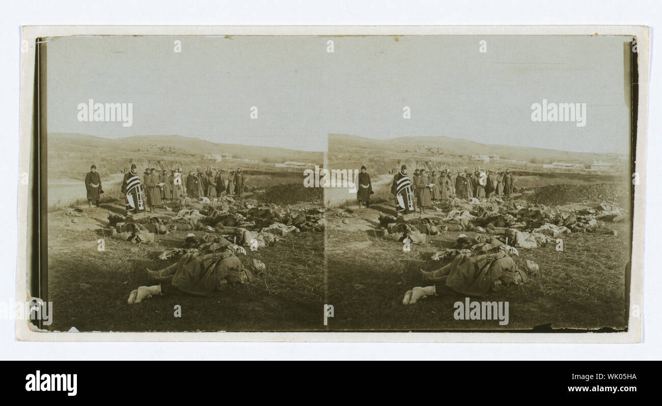 Im belagerten Port Arthur - Russen toten Kameraden zu beten brachte wieder von Vorne Stockfoto